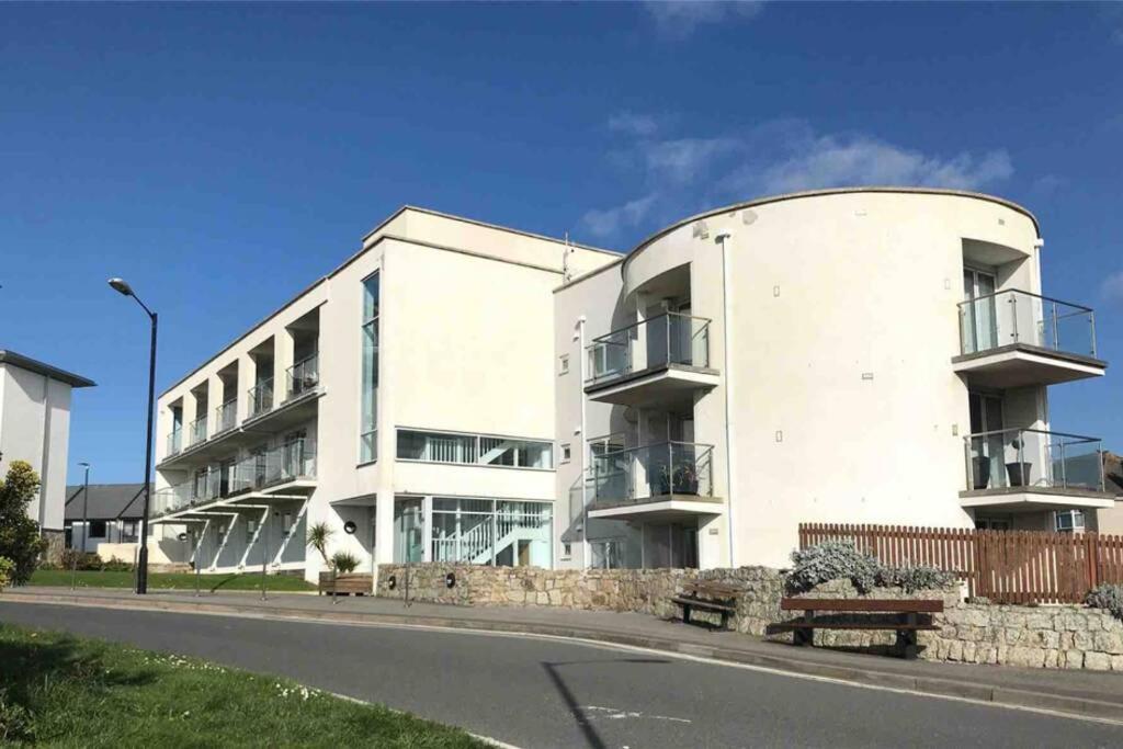 Beautiful 3 Bedroom Apartment By The Sea New Quay Eksteriør billede