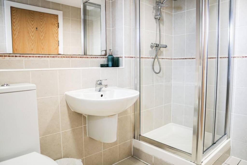 Beautiful 3 Bedroom Apartment By The Sea New Quay Eksteriør billede