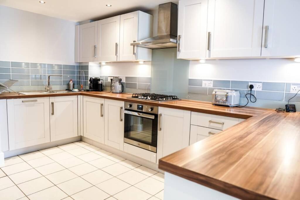 Beautiful 3 Bedroom Apartment By The Sea New Quay Eksteriør billede