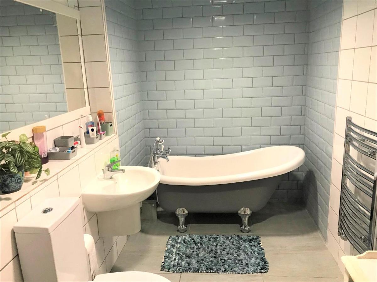 Beautiful 3 Bedroom Apartment By The Sea New Quay Eksteriør billede