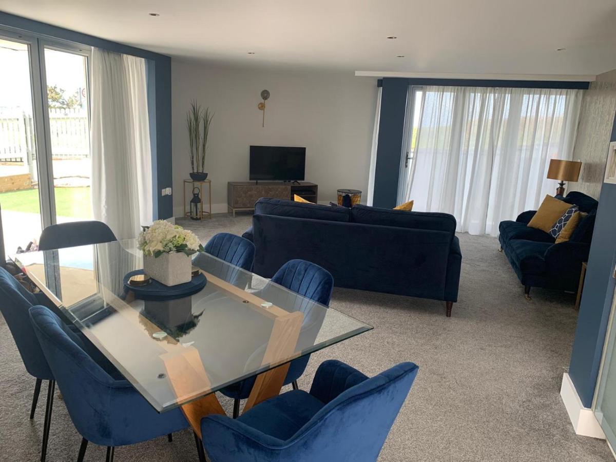 Beautiful 3 Bedroom Apartment By The Sea New Quay Eksteriør billede